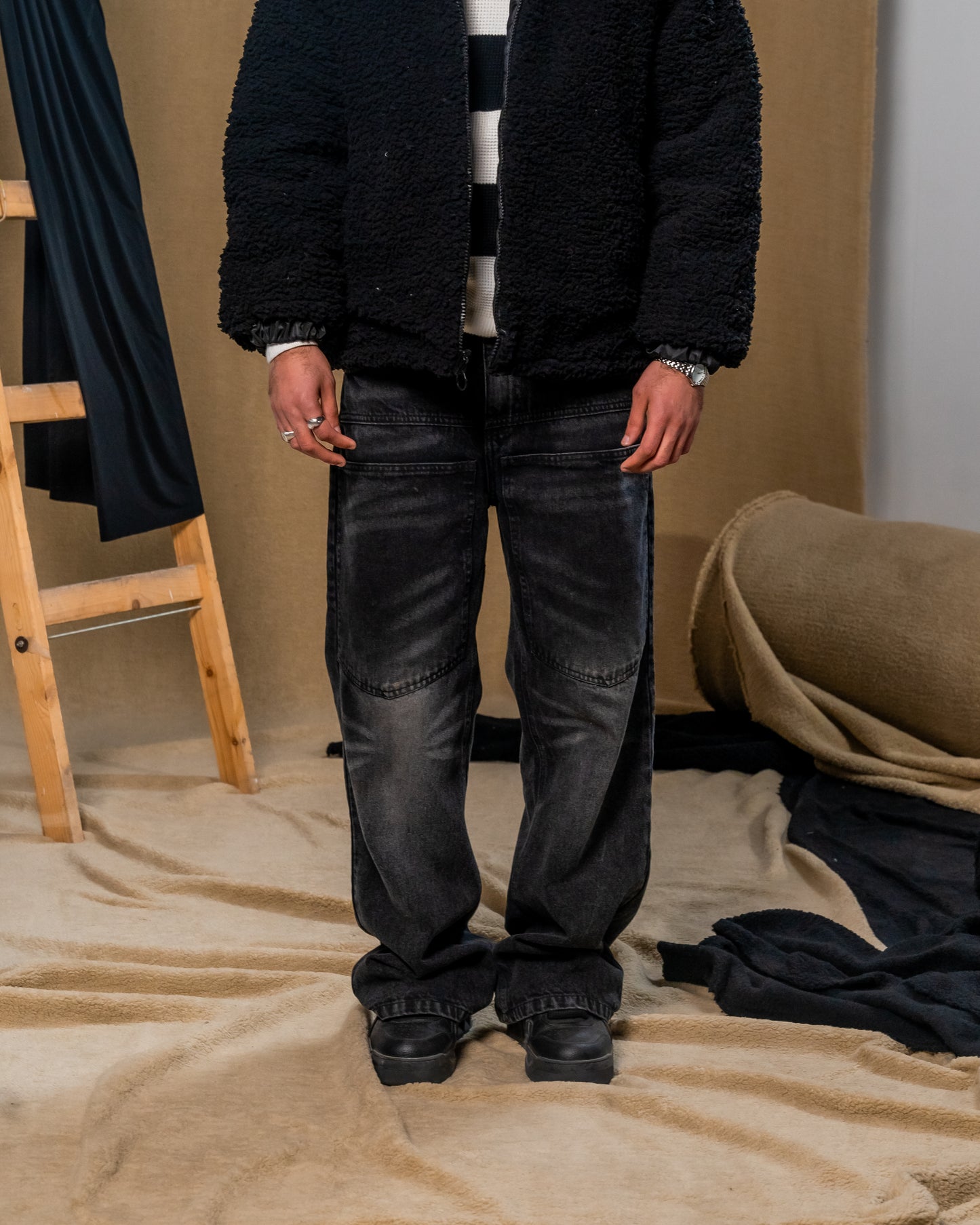 Black Double-pocketed Jeans.